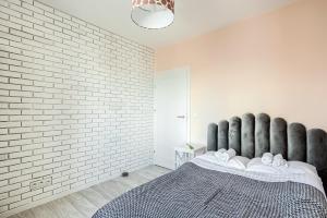 sypialnia z łóżkiem przy ceglanej ścianie w obiekcie Jutrzenka we Wrocławiu
