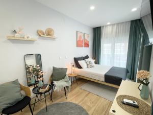 Villa Verde في مدريد: غرفة نوم مع سرير وغرفة معيشة