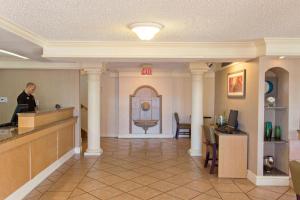 Lobby o reception area sa La Quinta Inn by Wyndham Costa Mesa Orange County