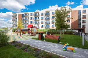 plac zabaw przed budynkiem apartamentowym w obiekcie Jutrzenka we Wrocławiu