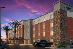 un camion parcheggiato di fronte a un edificio di WoodSpring Suites Mesa Chandler a Mesa