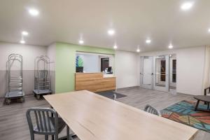 Cucina o angolo cottura di WoodSpring Suites Mesa Chandler