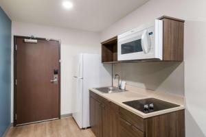 Cucina o angolo cottura di WoodSpring Suites Mesa Chandler