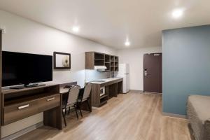 Cucina o angolo cottura di WoodSpring Suites Mesa Chandler