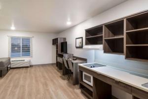una cucina con un lavello e un piano di lavoro di WoodSpring Suites Mesa Chandler a Mesa