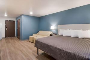 Letto o letti in una camera di WoodSpring Suites Mesa Chandler