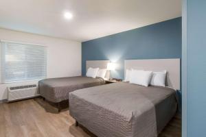 Letto o letti in una camera di WoodSpring Suites Mesa Chandler