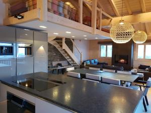 Η κουζίνα ή μικρή κουζίνα στο Appartement luxe 130m² avec sauna et jacuzzi, 3 chambres, La Tania - FR-1-513-41