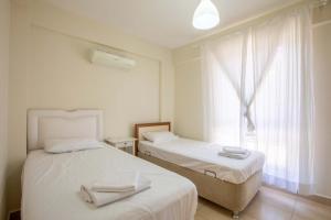 Duas camas num quarto com uma janela em Peaceful Home Surrounded by Nature in Kas em Gelemiş