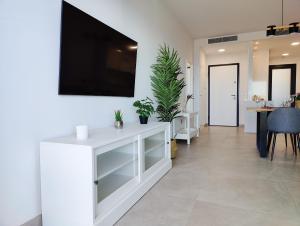 Uma TV ou centro de entretenimento em SUNSET CLIFFS sea view apartments