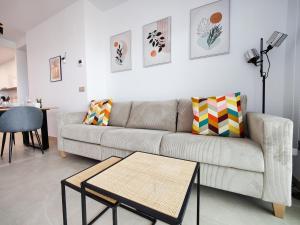 un soggiorno con un divano e un tavolo di SUNSET CLIFFS sea view apartments a Benidorm Altre 37 foto
