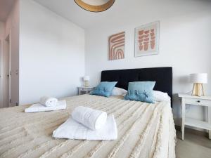 Cama ou camas em um quarto em SUNSET CLIFFS sea view apartments