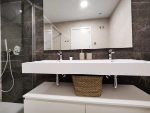 Um banheiro em SUNSET CLIFFS sea view apartments