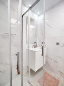 Um banheiro em SUNSET CLIFFS sea view apartments