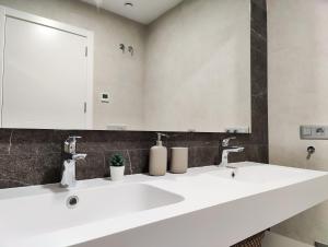 Um banheiro em SUNSET CLIFFS sea view apartments