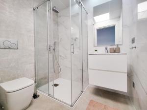 Um banheiro em SUNSET CLIFFS sea view apartments