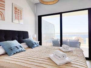 Cama ou camas em um quarto em SUNSET CLIFFS sea view apartments
