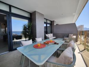 Uma varanda ou terraço em SUNSET CLIFFS sea view apartments