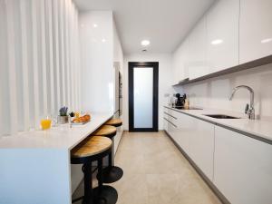 A cozinha ou cozinha compacta de SUNSET CLIFFS sea view apartments
