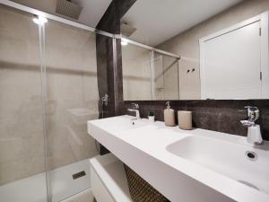 Um banheiro em SUNSET CLIFFS sea view apartments