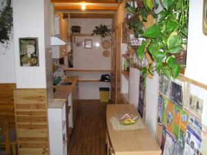 małą kuchnię ze stołem w małym domku w obiekcie Apartment Marie w mieście Jáchymov