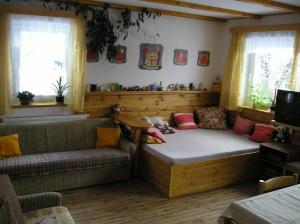 Pokój z łóżkiem, kanapą i oknami w obiekcie Apartment Marie w mieście Jáchymov
