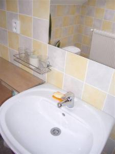 biała umywalka w łazience z lustrem w obiekcie Apartment Marie w mieście Jáchymov +28 zdjęć