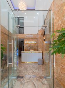 un vestíbulo de un edificio con una pared de cristal en Uy Dương Hotel & Apartment - Nha Trang, en Nha Trang