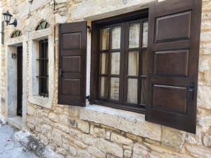 Galería fotográfica de Traditional medieval Holiday House In Kalamoti en Kalamoti