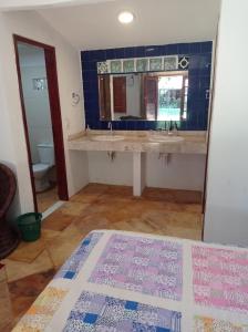 uma casa de banho com um lavatório e um espelho em Pousada Yuste Beach Farm em Paracuru