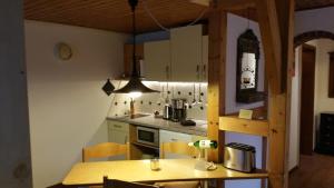 eine kleine Küche mit einem Tisch und einer Lampe in der Unterkunft Elbe-Ferien 2 in Tespe