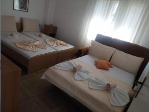 - une chambre avec 2 lits avec des arcs dans l'établissement Apartments Bojadjieski, à Ohrid