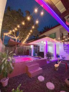 una casa con luces moradas en un patio en Buddy's Escape - Tagaytay, en Upli