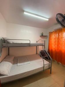 1 dormitorio con 1 litera en una habitación en Buddy's Escape - Tagaytay, en Upli