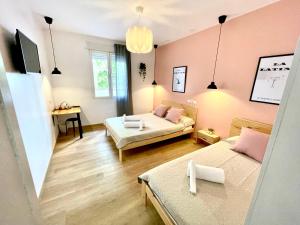 TV a/nebo společenská místnost v ubytování OPERA ROOMS
