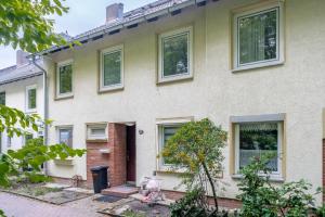 ein Haus mit einer Eingangstür und einem Hof in der Unterkunft Private House in Hannover