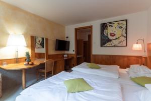 Postel nebo postele na pokoji v ubytování Hotel Restaurant Südrast Dreiländereck