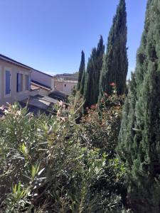 Ogród w obiekcie Sous le soleil des Alpilles