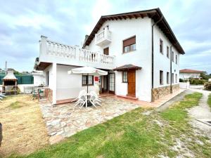 a villa with a view of the backyard at Cozy apartment, FreeWifi, nearby beach in Cadavedo in Cadavedo