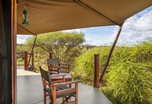 uma vista da varanda de uma tenda de safári em TARANGIRE KURO TREETOP LODGE em Manyara