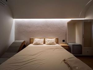 1 dormitorio con 1 cama grande y 2 almohadas en MOONLIGHT Homestay & Hotel en Pleiku