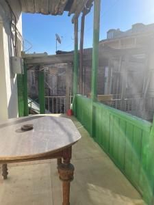 einen Holztisch auf dem Balkon in der Unterkunft Silve Apartment in Tbilisi City