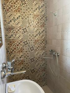 ein Bad mit einer Dusche, einem WC und einem Waschbecken in der Unterkunft Silve Apartment in Tbilisi City