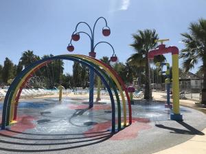 un parque acuático con una montaña rusa colorida en Vacance à la Carabasse, en Vias