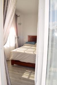 Athi River的住宿－Cheerful 4-bedroom with pool，一间卧室设有一张床和一个窗口