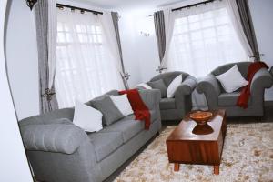 Posezení v ubytování Cheerful 4-bedroom with pool