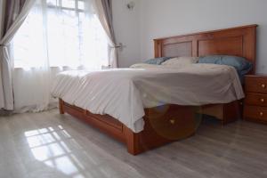 Postel nebo postele na pokoji v ubytování Cheerful 4-bedroom with pool