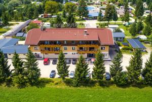 eine Luftansicht eines Hotels mit Parkplatz in der Unterkunft Appartementhotel Rutar Lido in Eberndorf