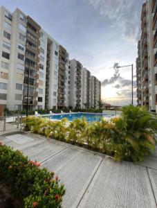 - une vue sur un complexe d'appartements avec une piscine dans l'établissement Apartamento en conjunto hacienda Peñaliza Limonar, à Ricaurte