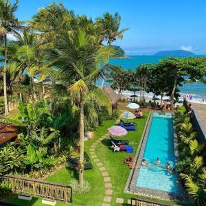 an aerial view of a resort pool and the beach at Pousada TeMoana in Ubatuba